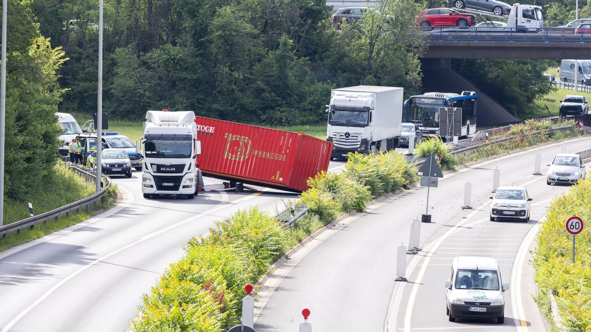 Lastwagen verliert Container und verursacht lange Staus Lastwagen verliert Container und verursacht lange Staus
