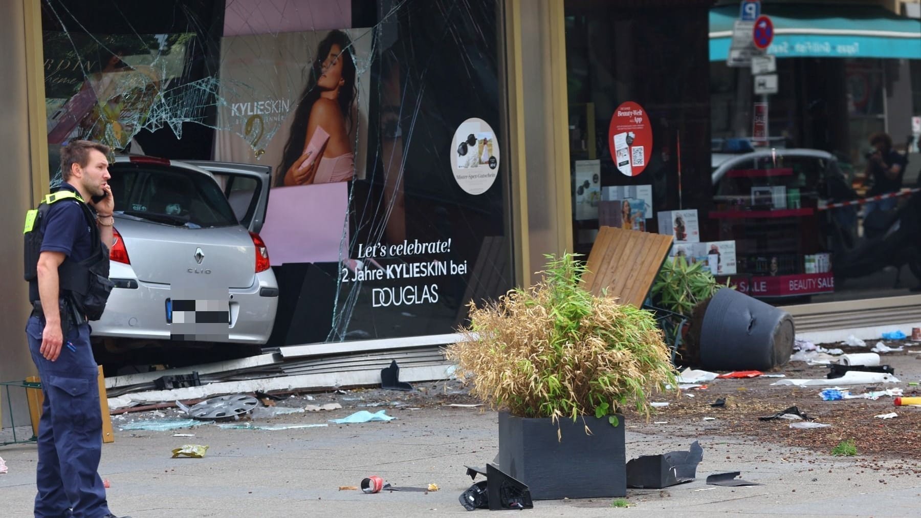 Ein Fahrzeug steckt in einem Schaufenster: Die Hintergründe des Vorfalls sind noch unklar.