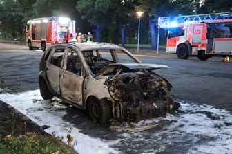 Völlig ausgebranntes Autowrack am Leipziger Völkerschlachtdenkmal: Die Feuerwehr rettete eine Person aus dem brennenden Wagen. News-ID 25282