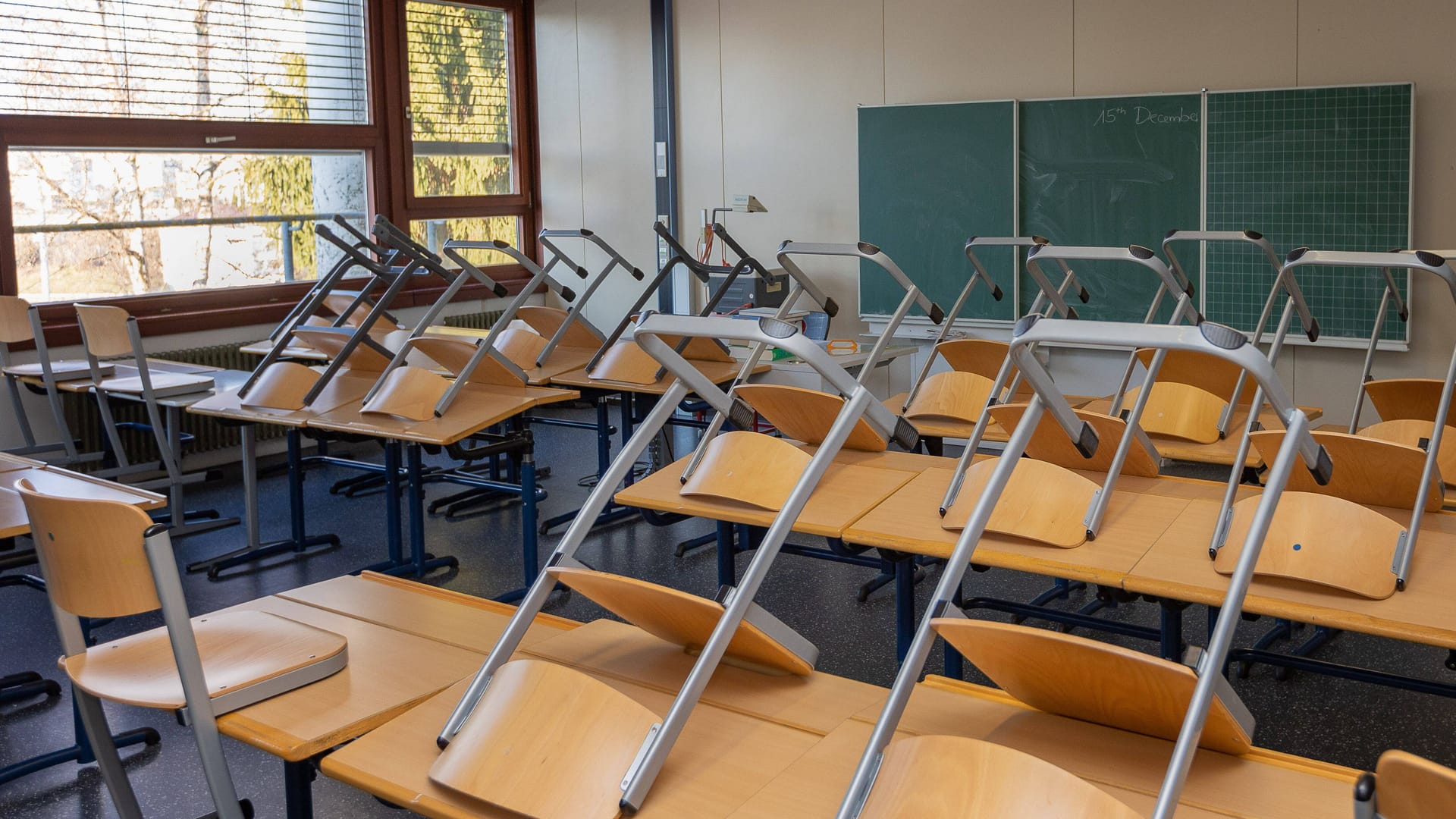 Ein leeres Klassenzimmer (Symbolbild): Der Lehrermangel in Berlin macht den Schulen zu schaffen.