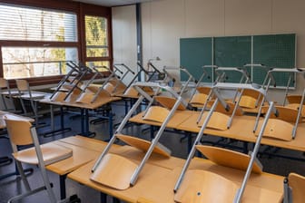 Ein leeres Klassenzimmer (Symbolbild): Der Lehrermangel in Berlin macht den Schulen zu schaffen.