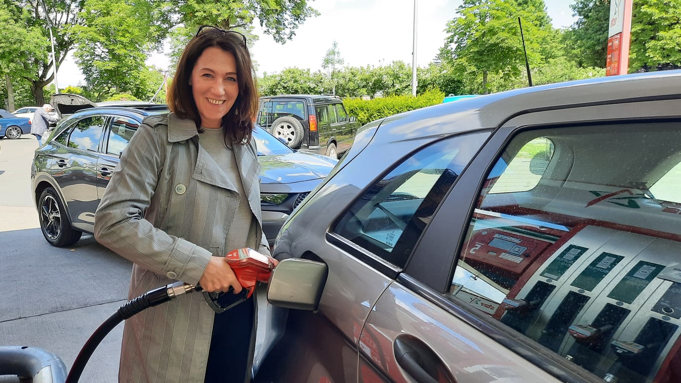 Alexandra Schlick beim Tanken ihres Wagens: "Die Preise werden sich bei zwei Euro einpendeln."