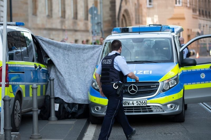 Polizei am Tatort: Die Ermittler rätseln noch über das Motiv.