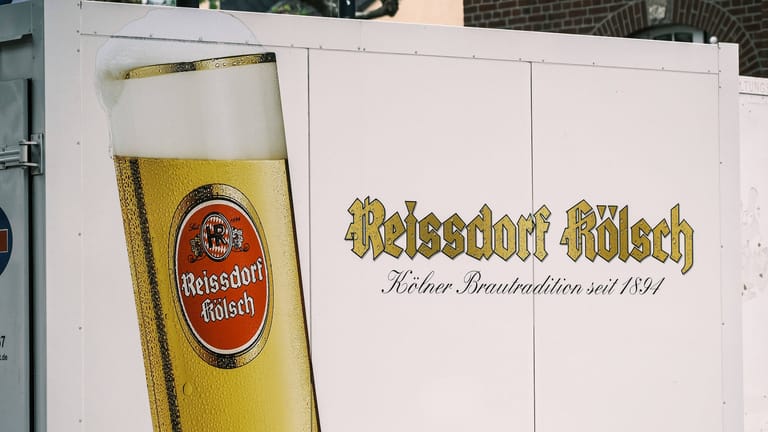 Ein Biertransporter von Reissdorf Kölsch (Archivbild): Eine Ladung aus 400 Kästen bestehend ist auf die Straße gekracht.