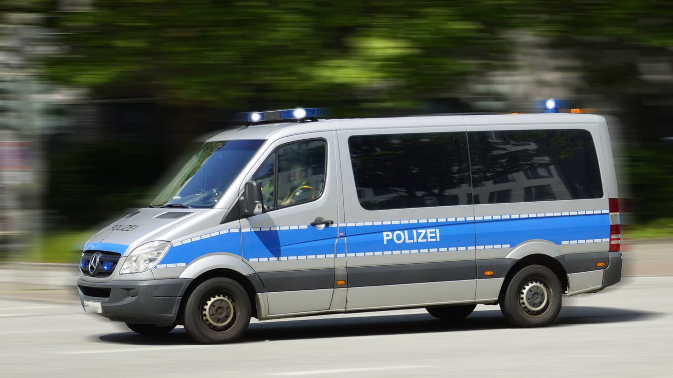 Polizeiwagen im Einsatz (Symbolbild): Eine sofortige Fahndung nach den Angreifern blieb erfolglos.