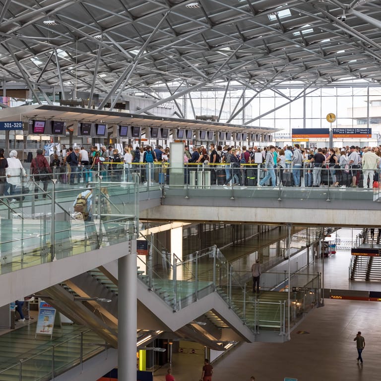 Lange Warteschlangen an Terminal 2 des Flughafens Köln/Bonn: Für Sommerurlauber kommt die Gastarbeiter-Lösung des Bundes zu spät.