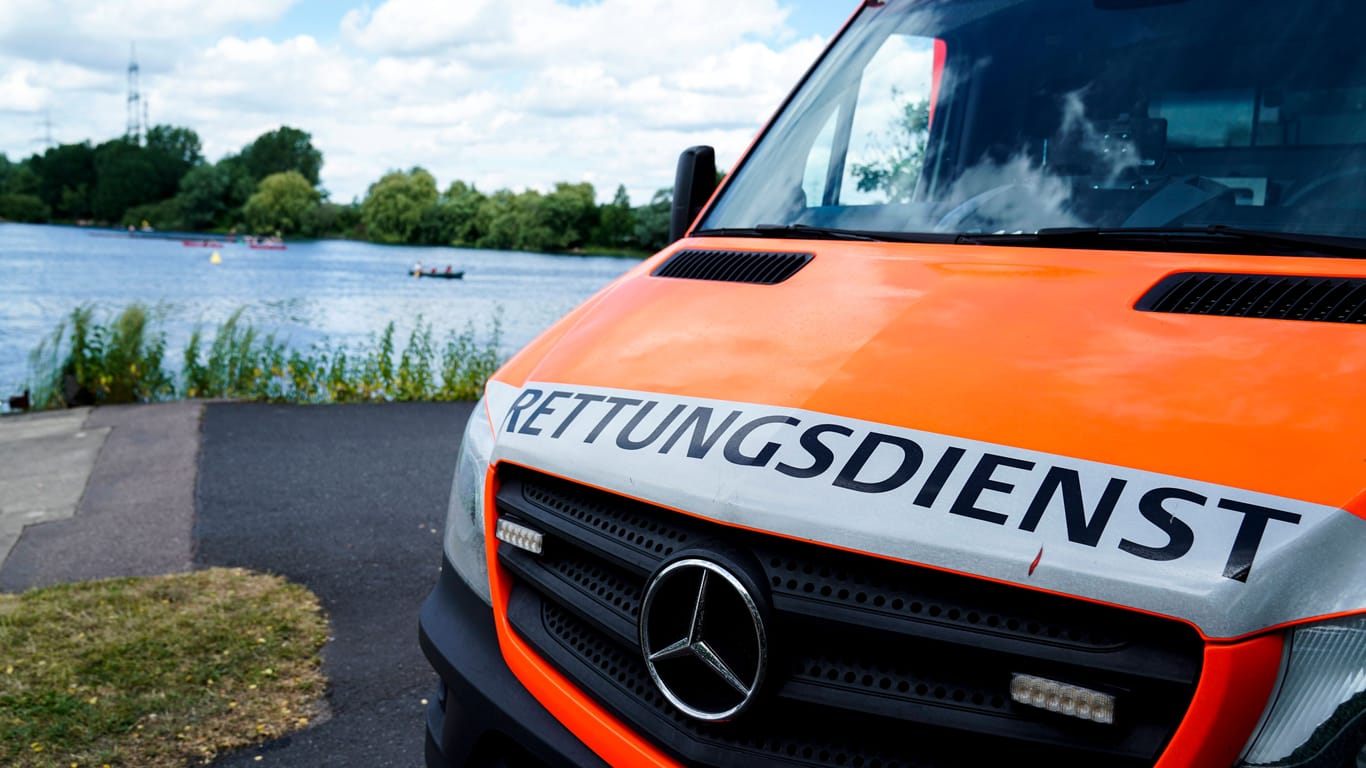 Rettungskräfte am See (Symbolbild): In Bayern konnten Ärzte nichts mehr für die beiden Männer tun.