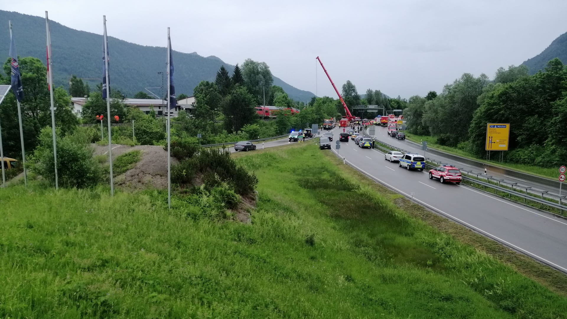 Die Autobahn neben der Bahn ist gesperrt: Sie wird ebenfalls zur Rettung benötigt.