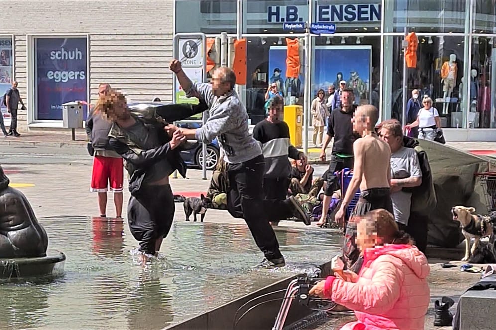 Ein Mann geht mitten in Westerland auf einen anderen los: Das Bild wurde aus einem Video entnommen, das die Schlägerei zeigt.