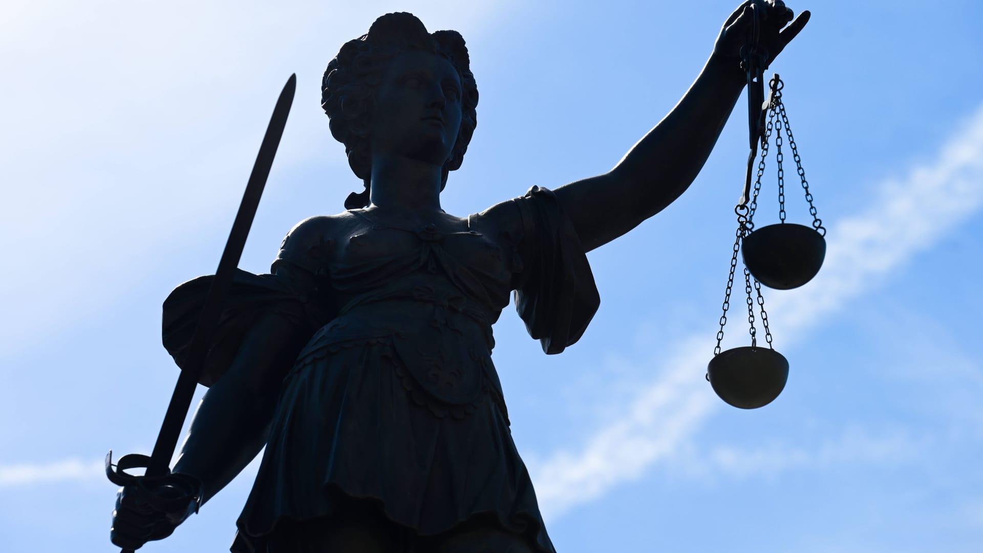 Gerechtigkeitsbrunnen mit Justitia (Symbolbild): Nach dem Einspruch der Hundehalterin kommt der Fall vor das Gericht. Gerechtigkeitsbrunnen mit Justitia (Symbolbild): Nach dem Einspruch der Hundehalterin kommt der Fall vor das Gericht.