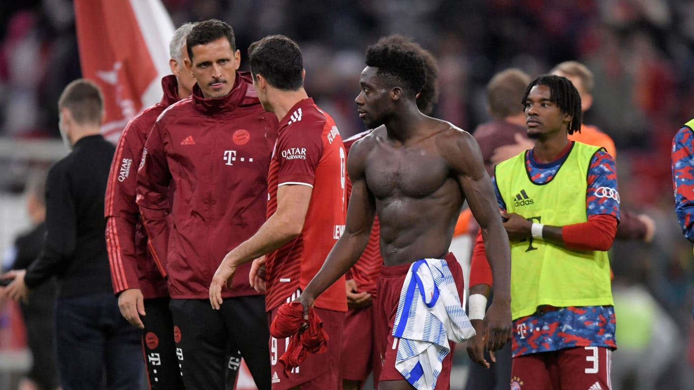 Alphonso Davies mit freiem Oberkörper nach einem Bundesliga-Spiel des FC Bayern (Archivbild): Ein ähnlicher Anblick bewegte nun einige Bayern-Fans zu unangebrachten Kommentaren.