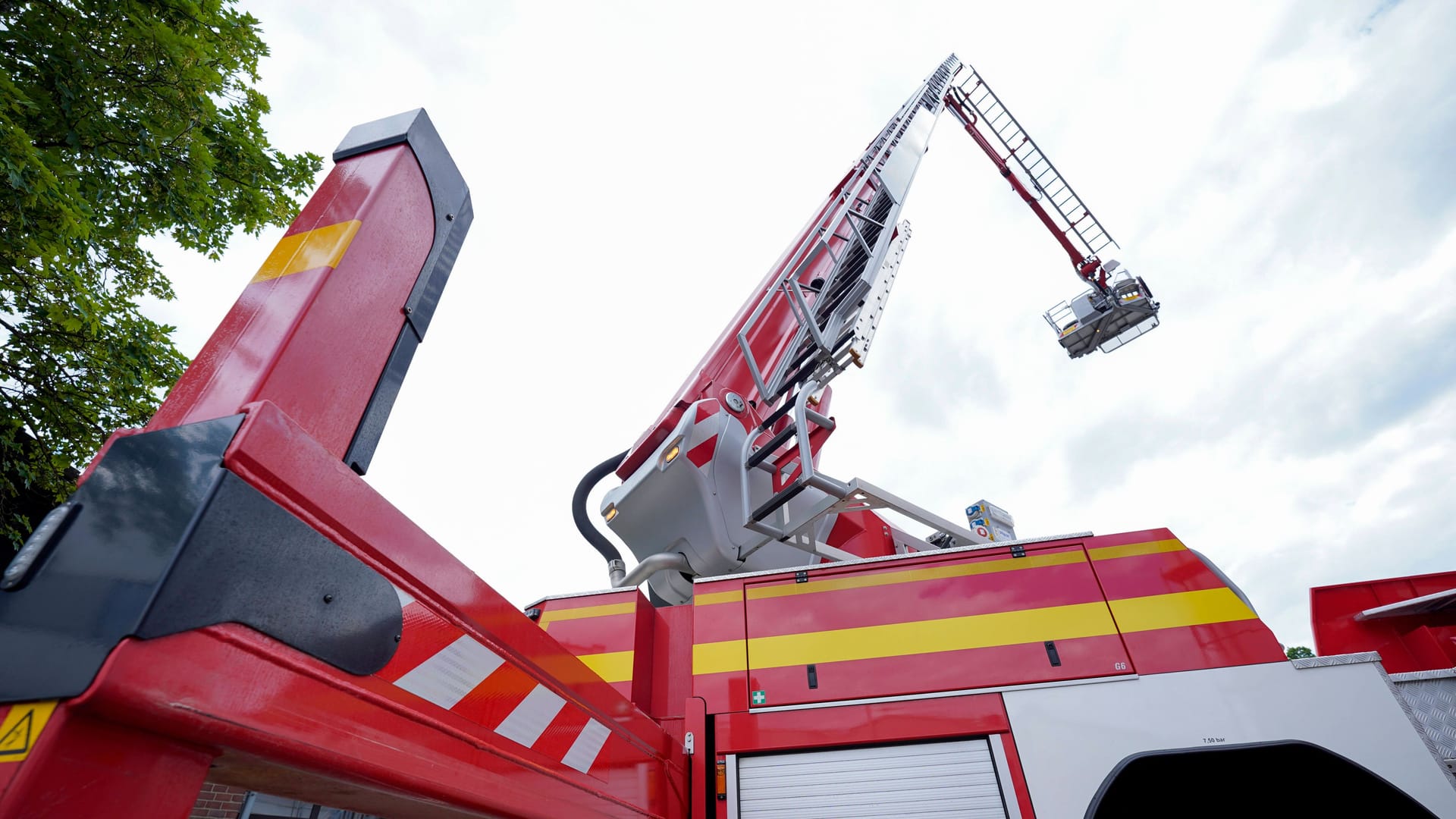 Eine Drehleiter der Feuerwehr wird ausgefahren (Symbolbild): Ein Retter schaffte es, ein gekipptes Fenster zu öffnen. Eine Drehleiter der Feuerwehr wird ausgefahren (Symbolbild): Ein Retter schaffte es, ein gekipptes Fenster zu öffnen.