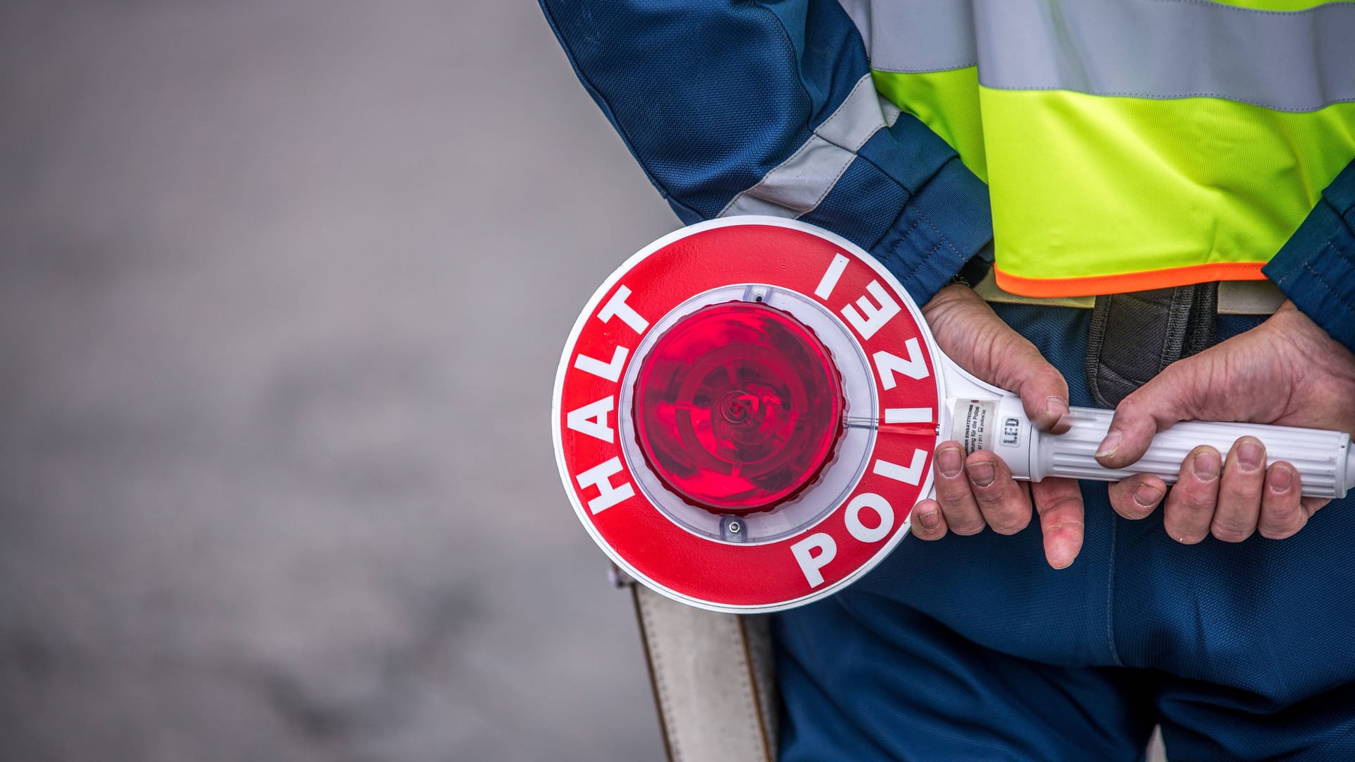 Polizeieinsatz in der 30er-Zone (Archivbild): Das Auto und der Führerschein des Rasers wurden sichergestellt. Polizeieinsatz in der 30er-Zone (Archivbild): Das Auto und der Führerschein des Rasers wurden sichergestellt.