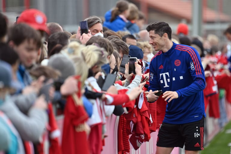 Robert Lewandowski auf dem Trainingsgelände des FC Bayern mit Fans (Archivbild): Jetzt will der Weltfußballer den Verein verlassen – und spaltet damit die Fangemeinde.