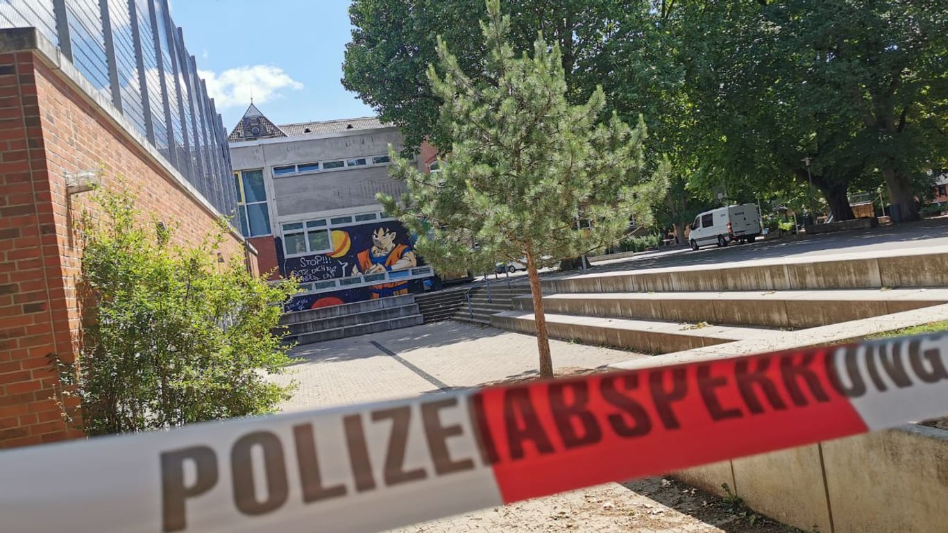 Parkanlage vor der Katharinenschule in Esslingen: Während der Spurensicherung wurde der Bereich großräumig abgesperrt.