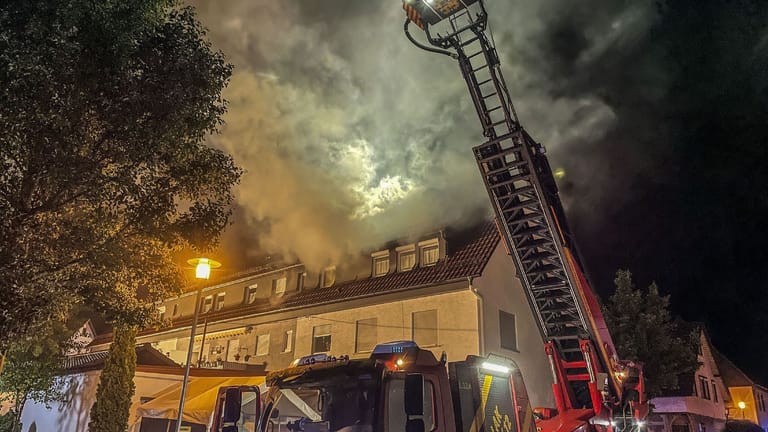Mehrfamilienhaus gerät nach Blitzeinschlag in Brand