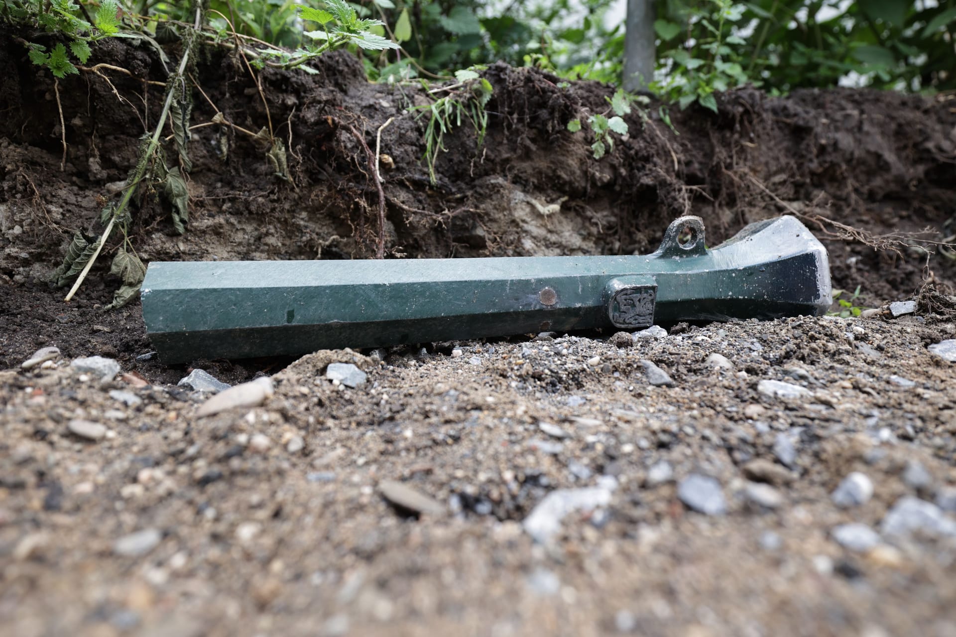 Ein demontierter Poller auf einer Baustelle: Aufgrund der Arbeiten waren die Poller demontiert worden.