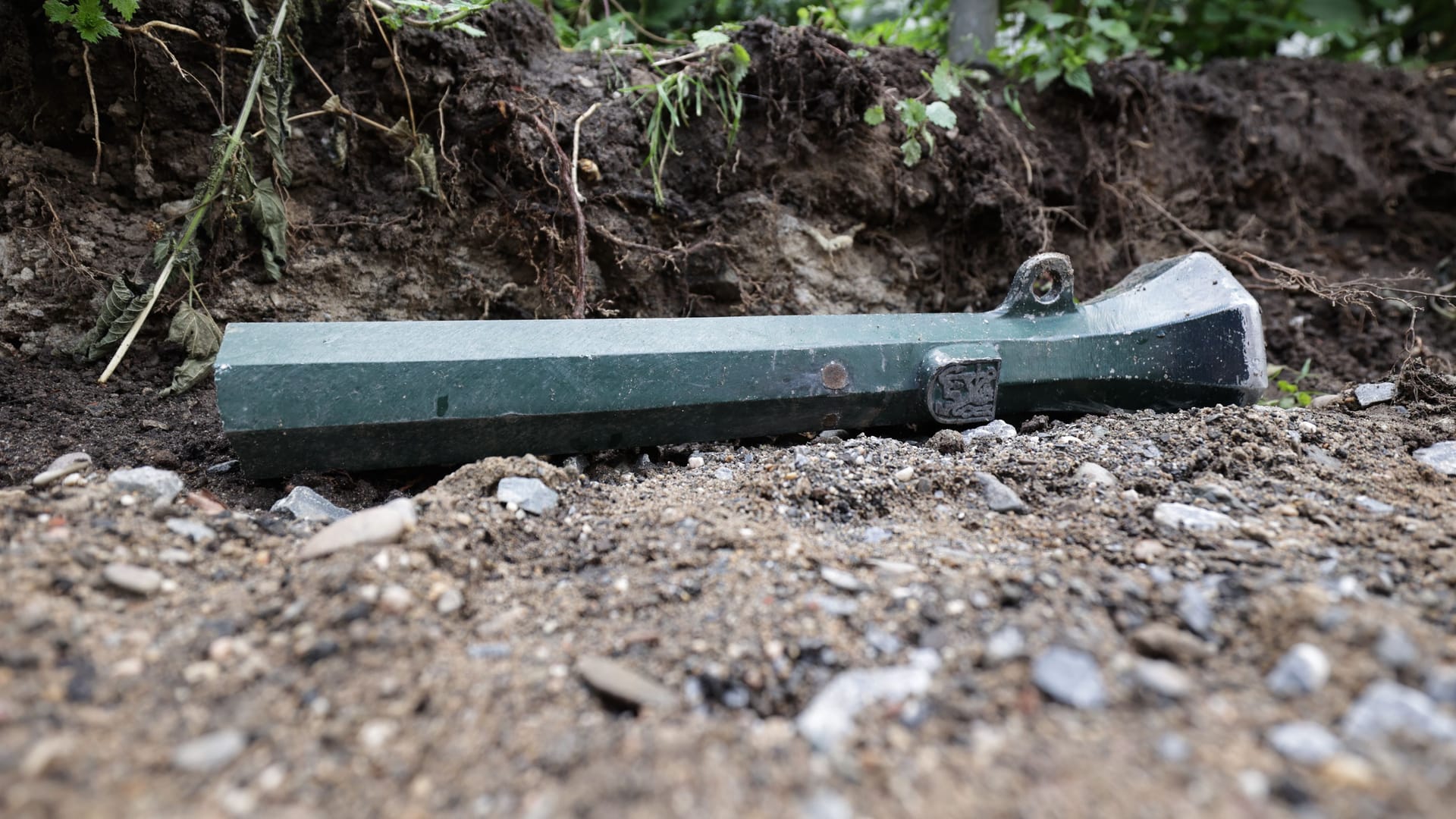 Ein demontierter Poller auf einer Baustelle: Aufgrund der Arbeiten waren die Poller demontiert worden.