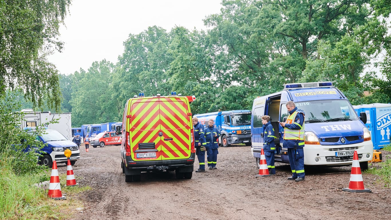 Einsatz in Treuenbrietzen: Hier sammeln sich die Kräfte von Feuerwehr, THW und Polizei für die Bekämpfung der Waldbrände in der Region.