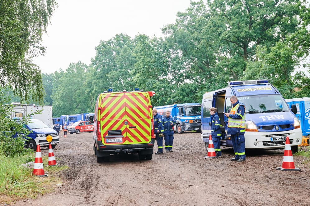 Einsatz in Treuenbrietzen: Hier sammeln sich die Kräfte von Feuerwehr, THW und Polizei für die Bekämpfung der Waldbrände in der Region.