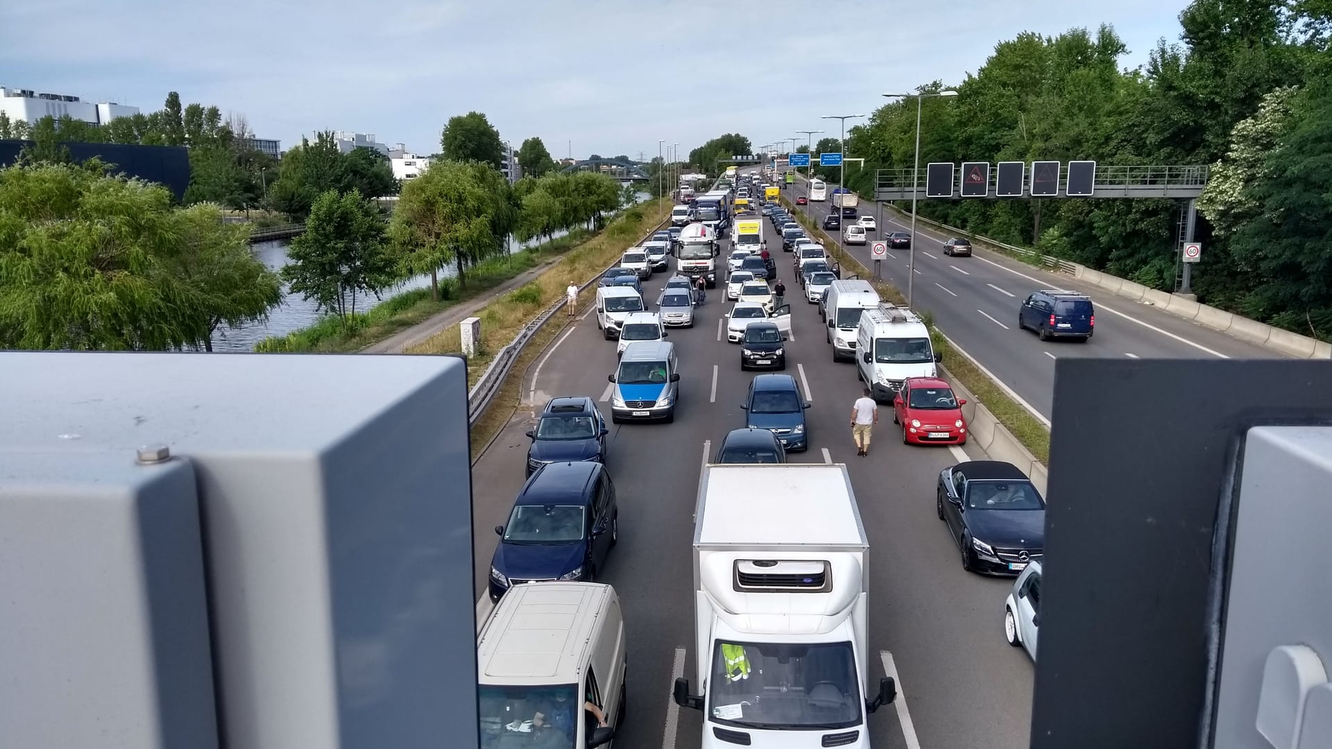 Stau auf der A100 in Berlin: Aktivisten der "Letzten Generation" haben sich wieder auf die Straße geklebt.