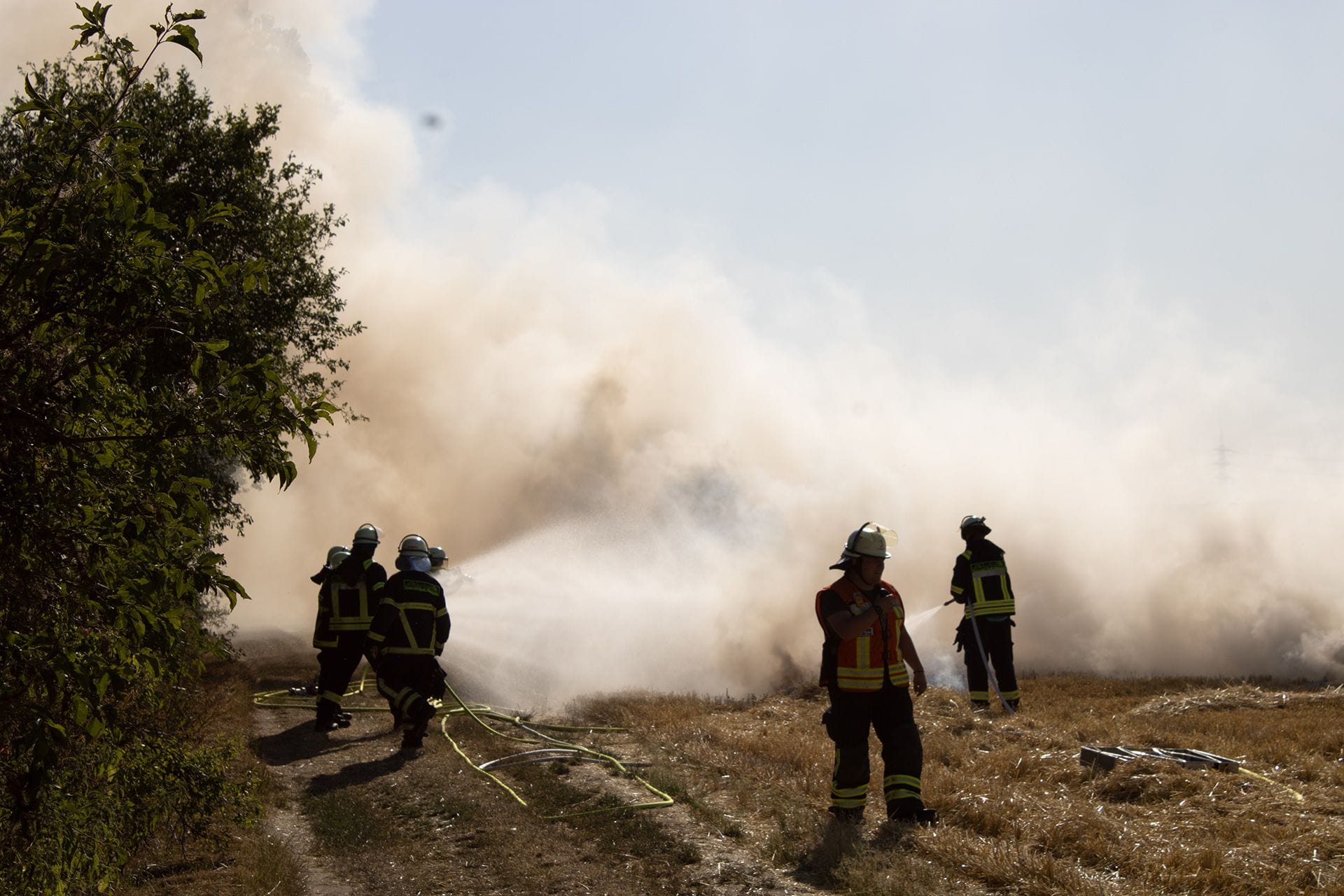 Feuerwehr löscht Brand auf einem Feld: Das Feuer breitete sich auf einer Fläche von 15.000 Quadratmetern aus.