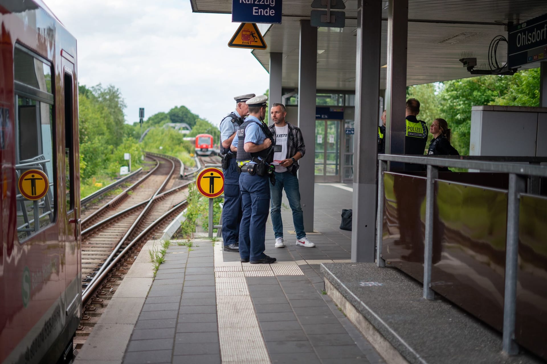 Ermittler am Bahnsteig: Vor dem tödlichen Sturz soll eine andere Person den Mann angerempelt haben.