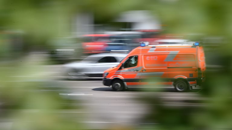 Ein Rettungswagen fährt zu einem Einsatz (Symbolbild): In Korntal ist ein 17-Jähriger schwer verletzt worden.
