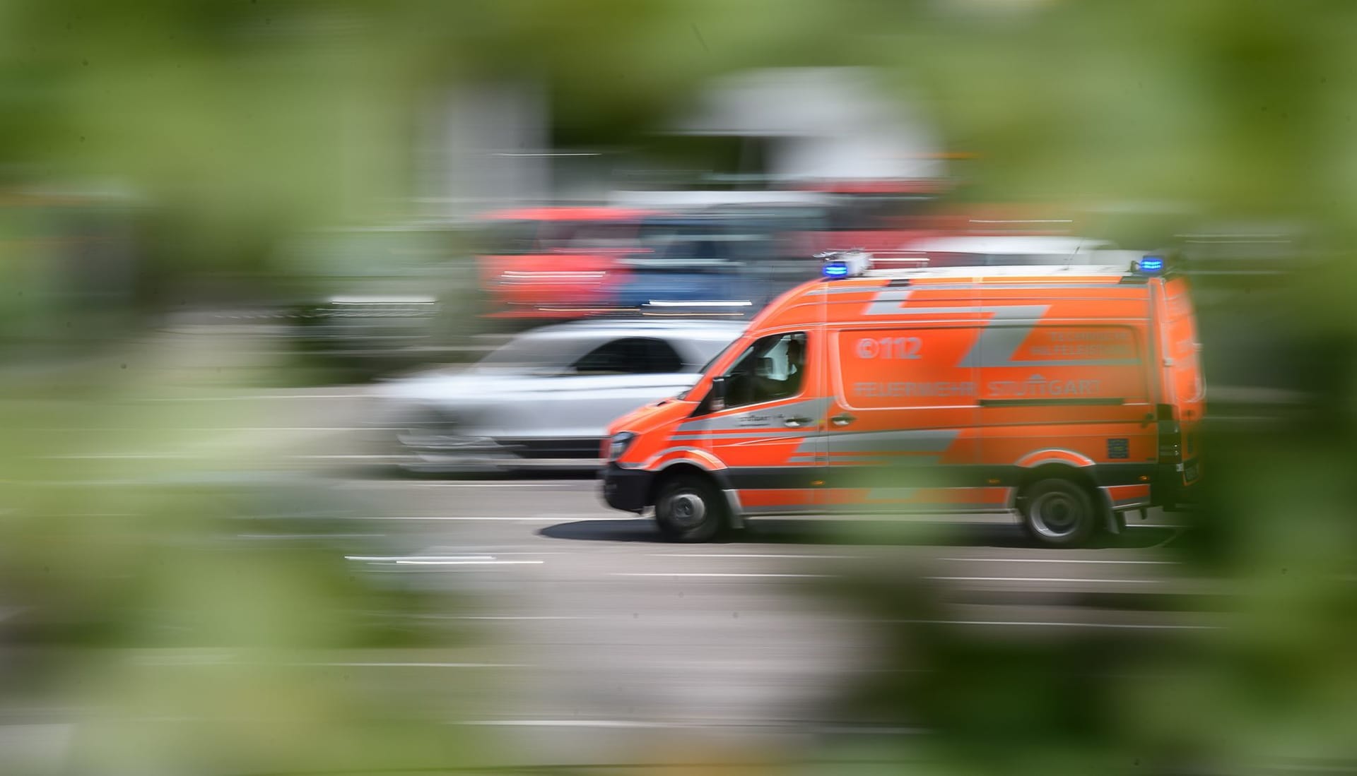 Ein Rettungswagen fährt zu einem Einsatz (Symbolbild): In Korntal ist ein 17-Jähriger schwer verletzt worden.