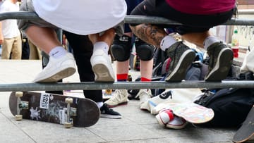 Two skaters are sitting on a railing: The skate scene is diverse in terms of fashion.