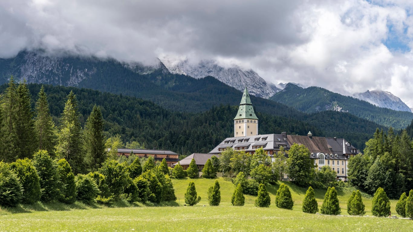 Das Schloss Elmau im Landkreis Garmisch-Partenkirchen (Archivbild). Hier findet von Sonntag bis Dienstag der G7-Gipfel 2022 statt.