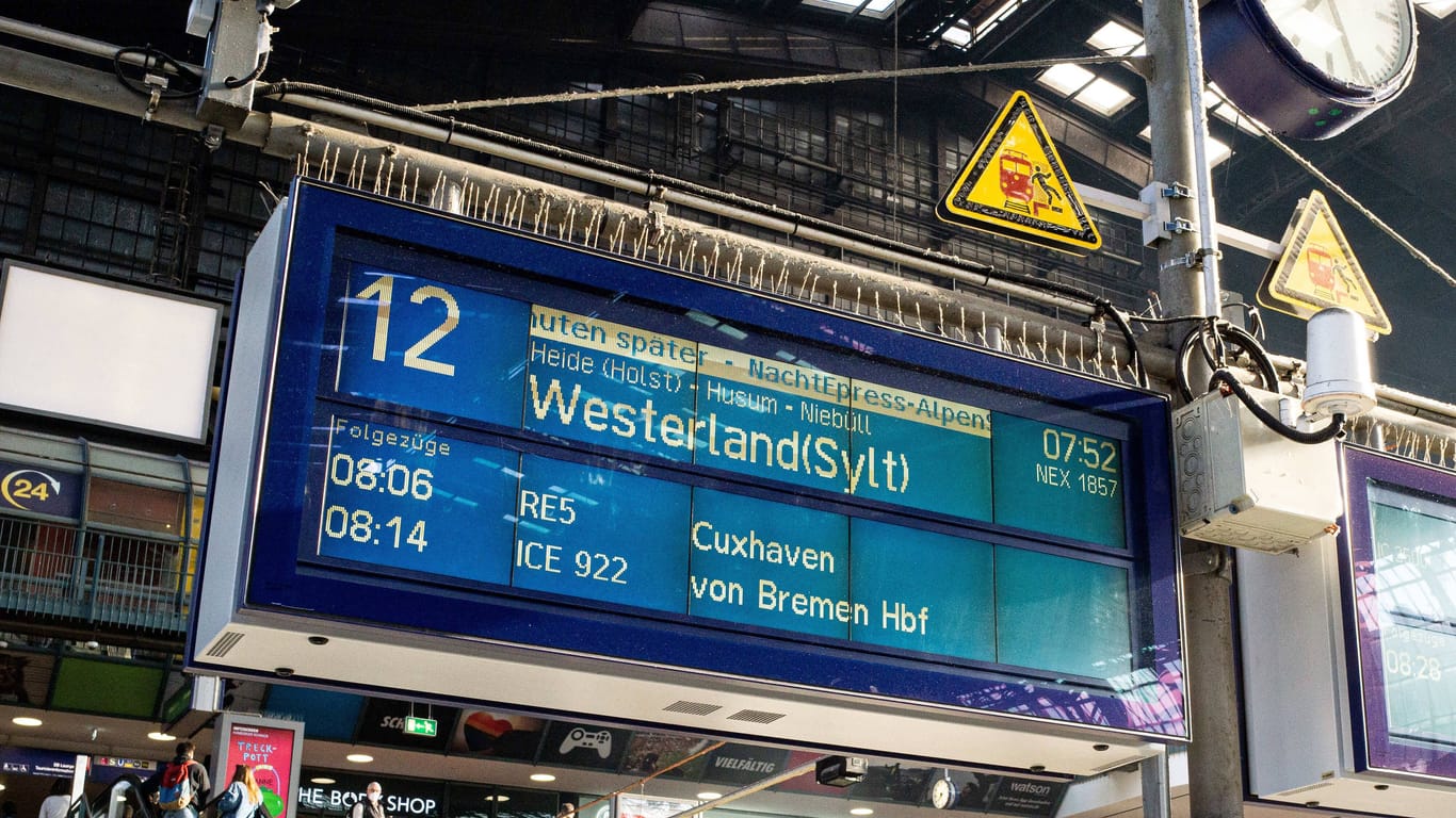 Eine Anzeigetafel am Hamburger Hauptbahnhof (Symbolbild): Verspätungen nach Sylt stehen an der Tagesordnung.
