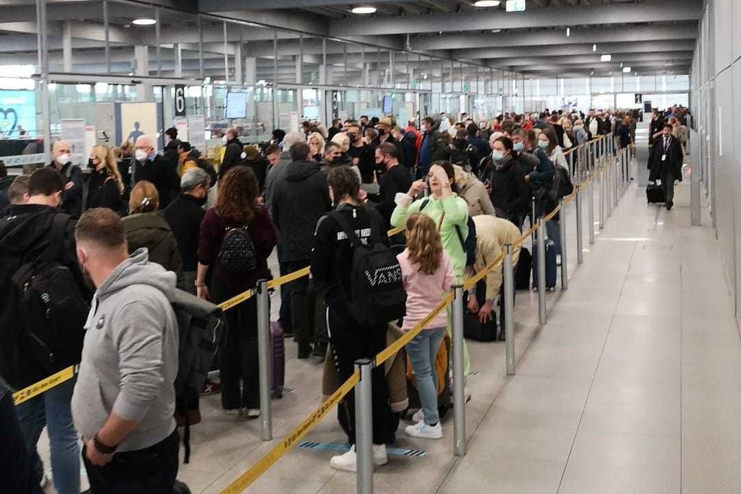 Lange Warteschlangen am Flughafen Köln/Bonn: Zuletzt kam es hier an Pfingsten zu Staus an der Sicherheitskontrolle.