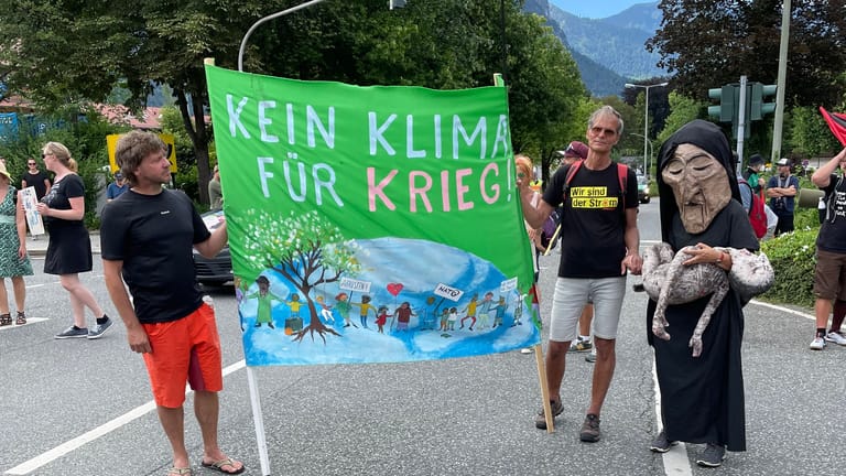 Demonstranten am Rande des G7-Gipfels in Garmisch-Partenkirchen (Archivbild). Viele Gegner machen die G7 für diverse Probleme auf der Welt verantwortlich.