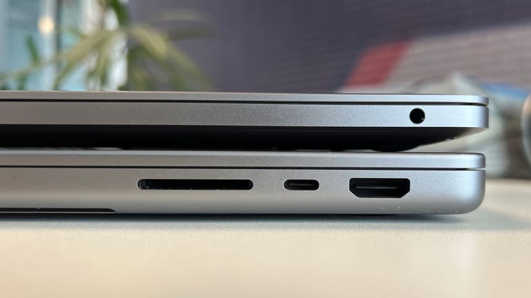 Das MacBook Pro 13" mit bewährtem Gehäuse auf dem MacBook Pro 14" im neuen Design. Das M2-Gerät wirkt durch die geschwungene Gehäuseform optisch deutlich schlanker. Einige Nutzer mögen das.