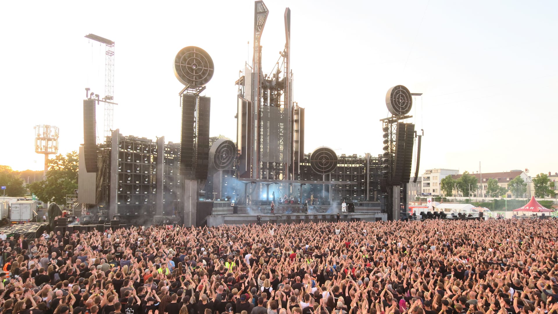 Rammstein auf dem Cannstatter Wasen in Stuttgart: Mehr 50.000 Besucher jubelten der Berliner Band zu und erlebten eine gigantische Bühnenshow.