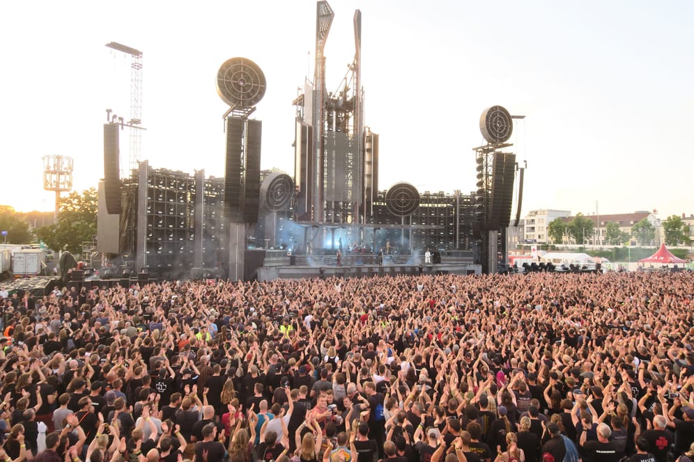 Rammstein auf dem Cannstatter Wasen in Stuttgart: Mehr 50.000 Besucher jubelten der Berliner Band zu und erlebten eine gigantische Bühnenshow.