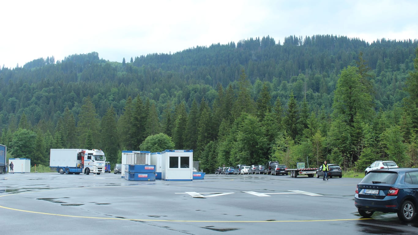 Der Hubschrauberlandeplatz am Schloss Elmau ist noch ein Parkplatz. Nach dem Gipfeltreffen soll der Asphalt wieder weg und Bäume zurück.