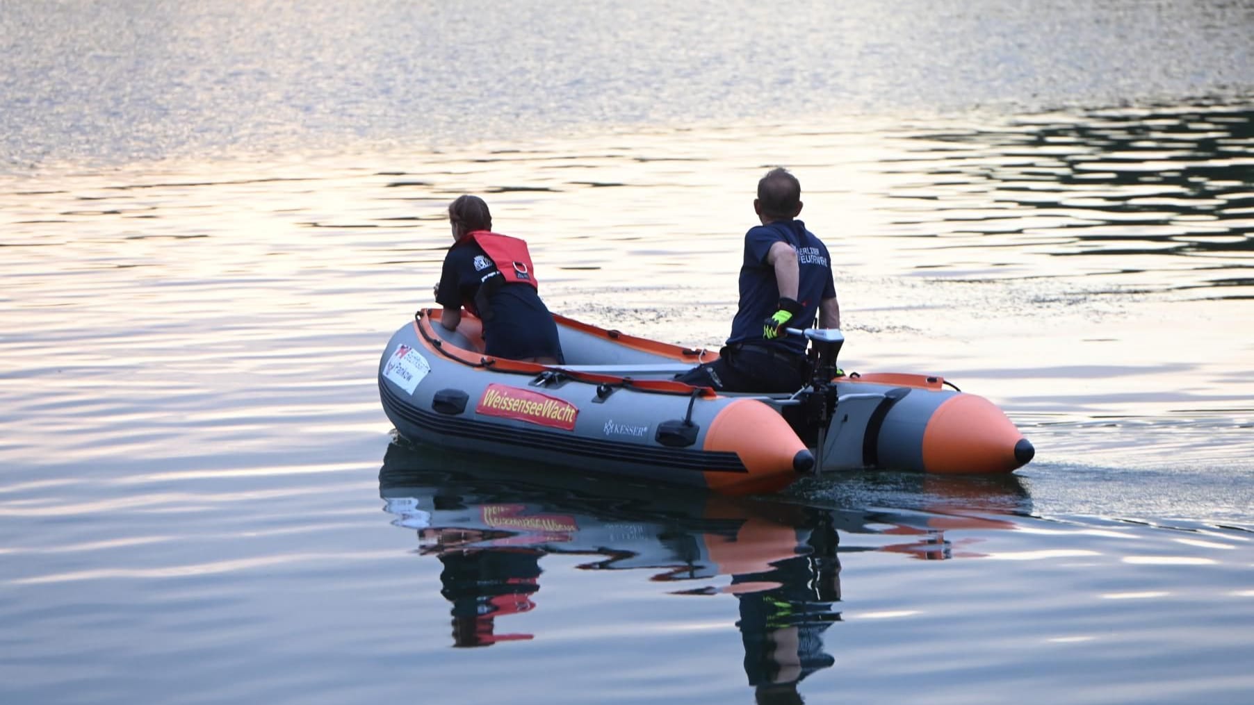Feuerwehrleute in einem Boot fahren auf dem Weißen See in Berlin: Ein Mann ist nach einem Badeunfall gestorben. Feuerwehrleute in einem Boot fahren auf dem Weißen See in Berlin: Ein Mann ist nach einem Badeunfall gestorben.