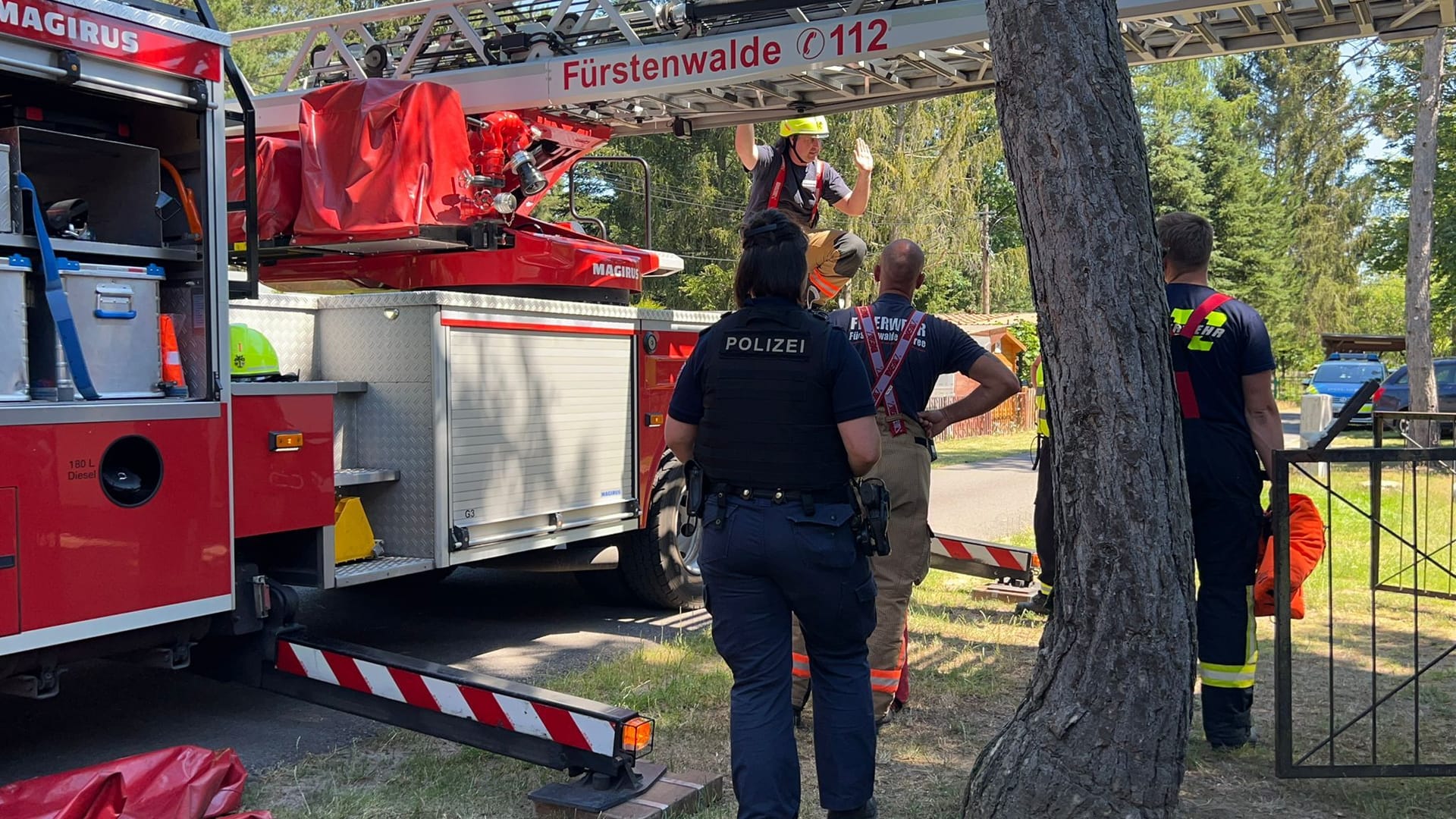 Feuerwehr vor Ort: Wieso der Mann in den Schacht fiel, ist noch unklar.