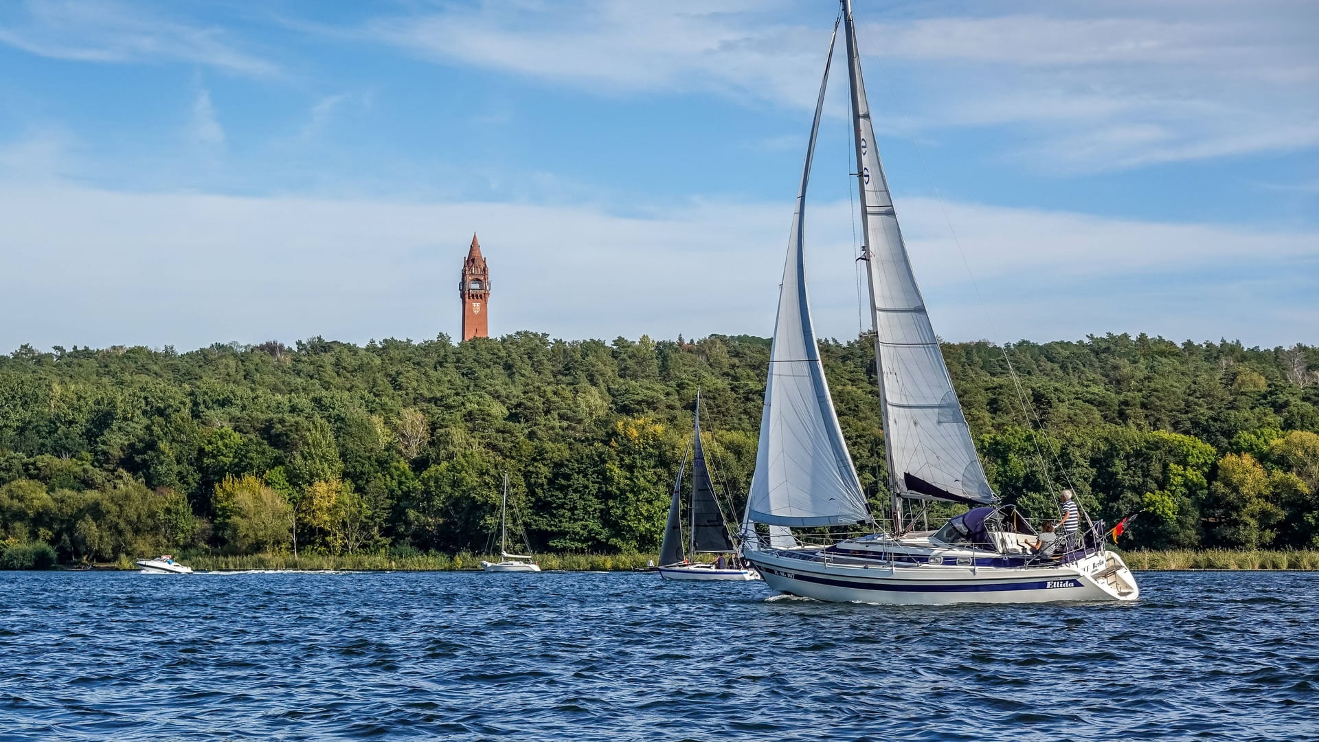 Ein Segelboot auf dem Wannsee (Symbolbild): Die Segler blieben unverletzt.