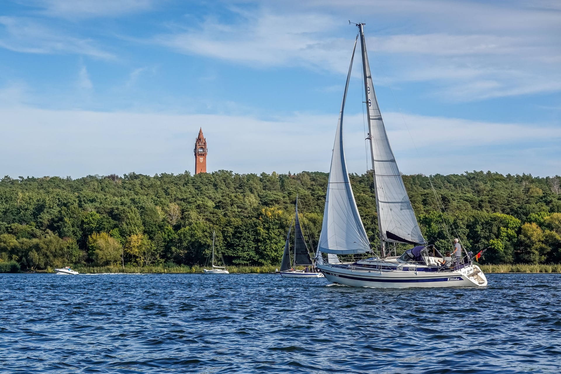 Ein Segelboot auf dem Wannsee (Symbolbild): Die Segler blieben unverletzt.