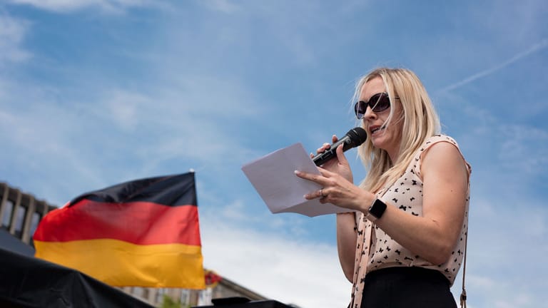 Die Rednerin, Tatjana B., ist regelmäßig an Corona-Demonstrationen in Hannover beteiligt.