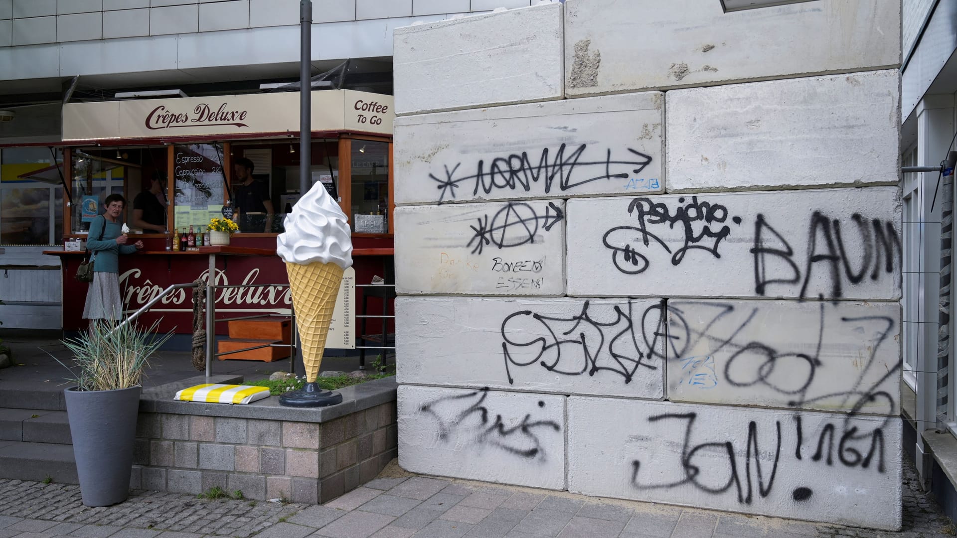 Auch eine Mauer wurde aufgebaut, um zu verhindern, dass ein Durchgang als Toilette genutzt wird.