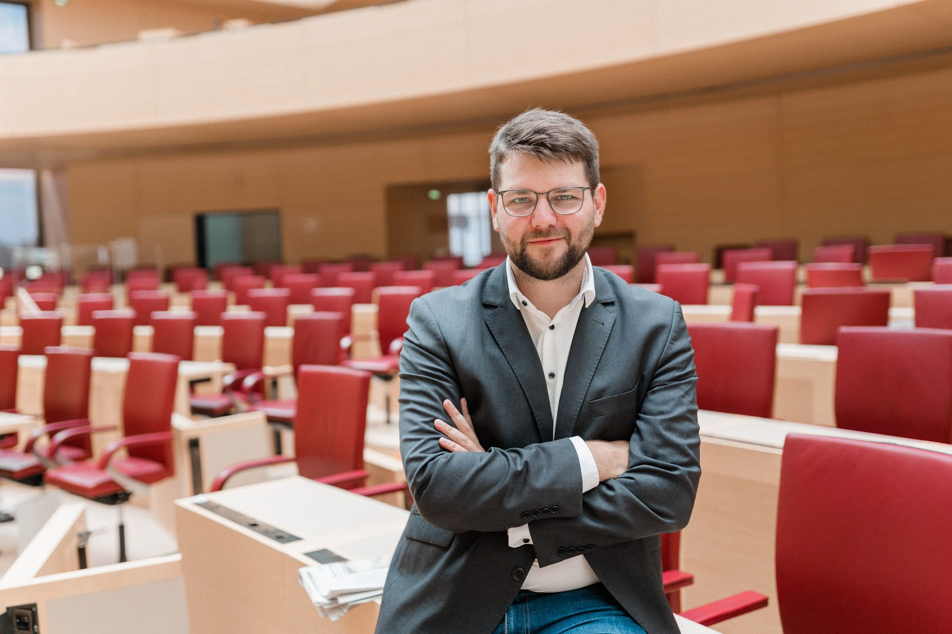 Grünen-Politiker Johannes Becher im Bayerischen Landtag (Archivbild): Er berichtet von massiven Anfeindungen gegen bayerische Kommunalpolitiker.