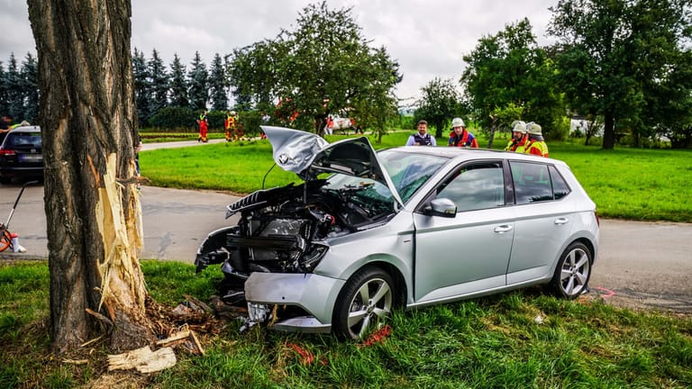 Bei einem Autounfall zwischen zwischen Köngen und Denkendorf ist ein 79-Jähriger schwer verletzt worden.