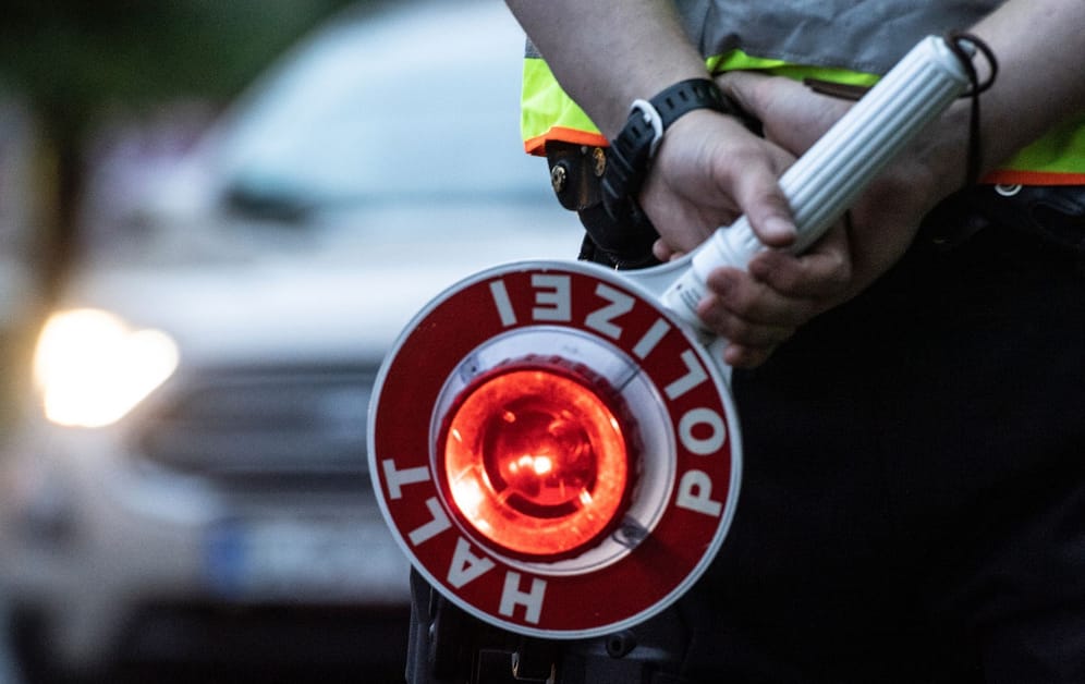 Bei einer Kontrollaktion in Südhessen hat die Polizei gravierende Mängel festgestellt (Symbolbild): Darunter wurden u. a. abgefahrene Reifen und kaputte Bremsen gesichtet.