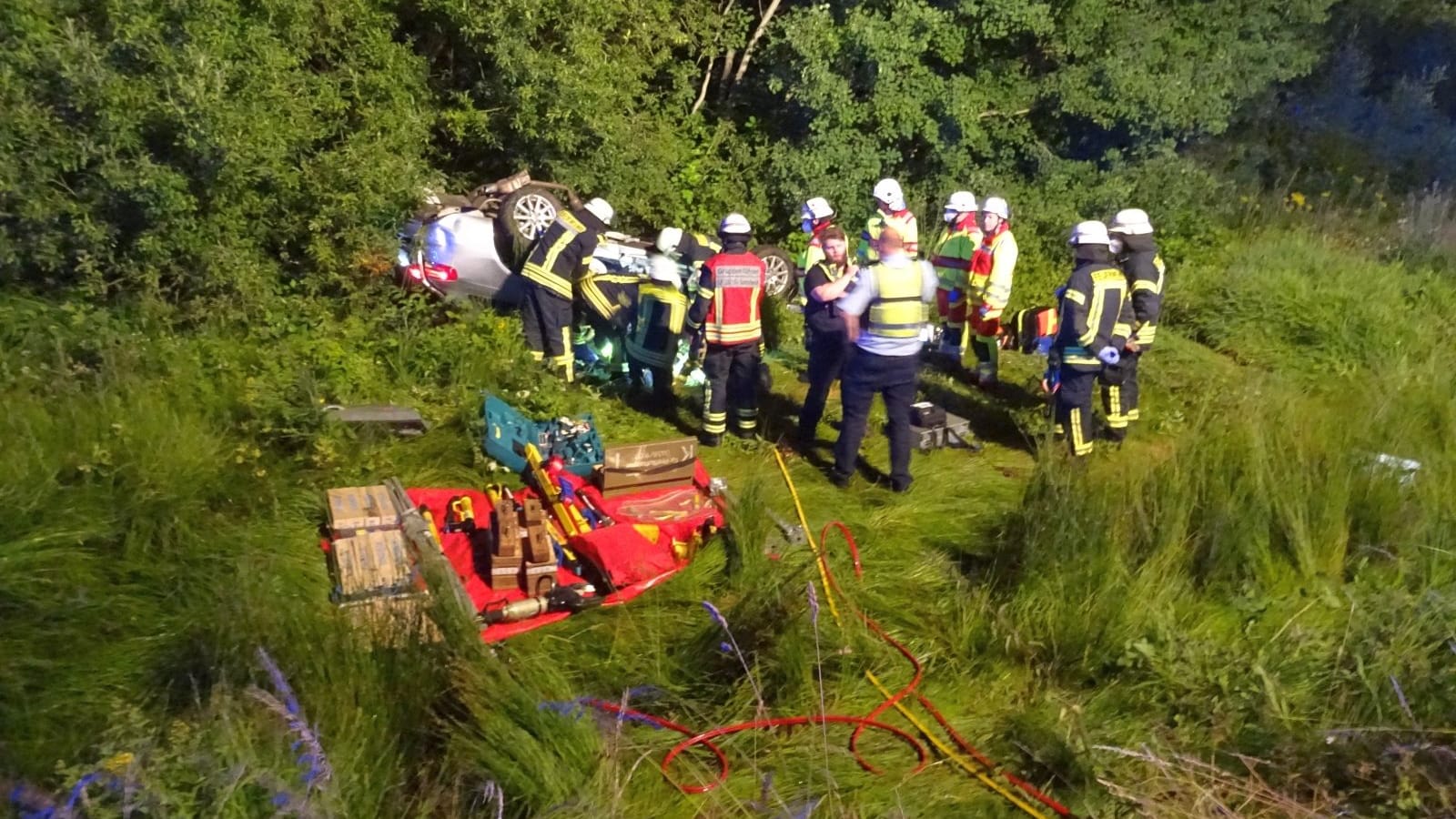 Die Unfallstelle an der A57, Anschlussstelle Uedem: Eine Person kam ums Leben. Die Unfallstelle an der A57, Anschlussstelle Uedem: Eine Person kam ums Leben.