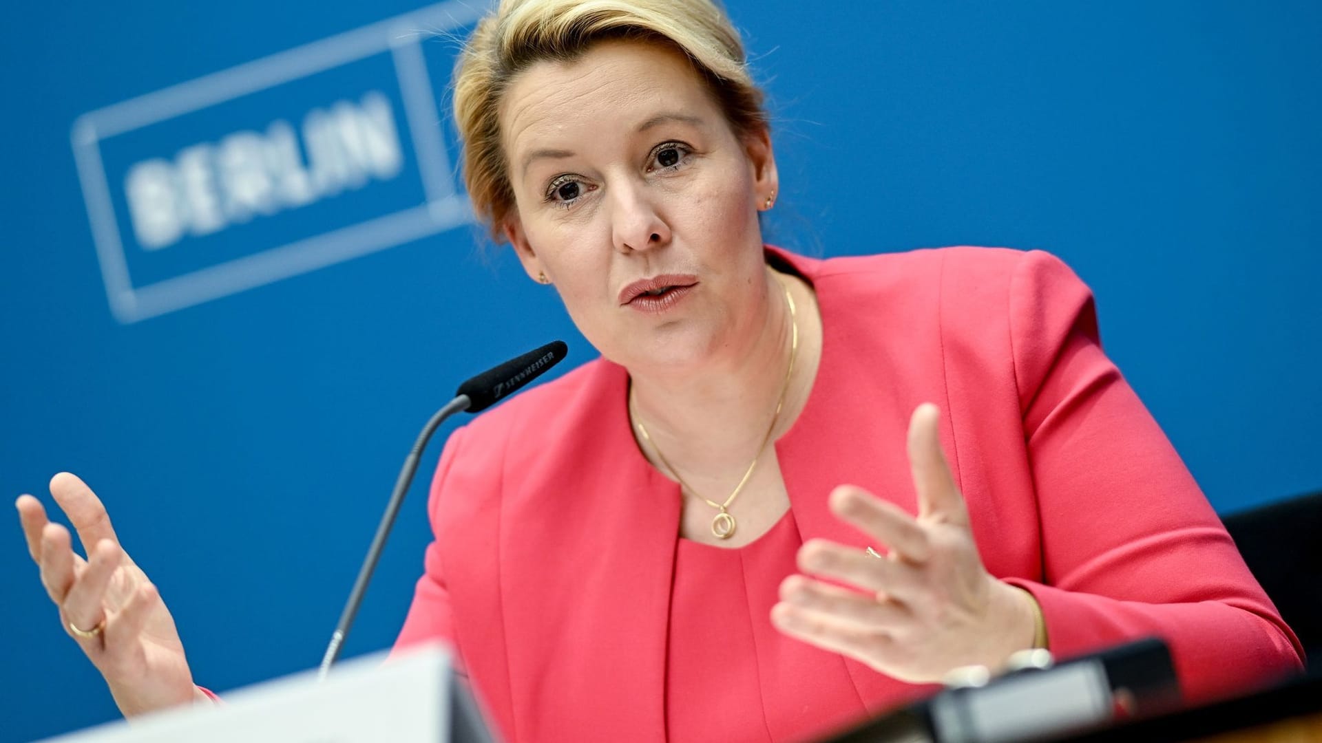 Franziska Giffey spricht bei einer Pressekonferenz (Symbolbild): Die Bürgermeisterin muss ihre Haltung zum Weiterbau der A100 deutlich machen.