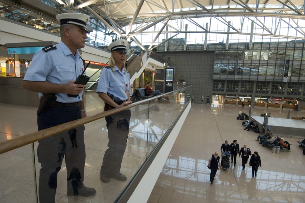 Die Polizei am Hamburger Flughafen (Symbolbild).